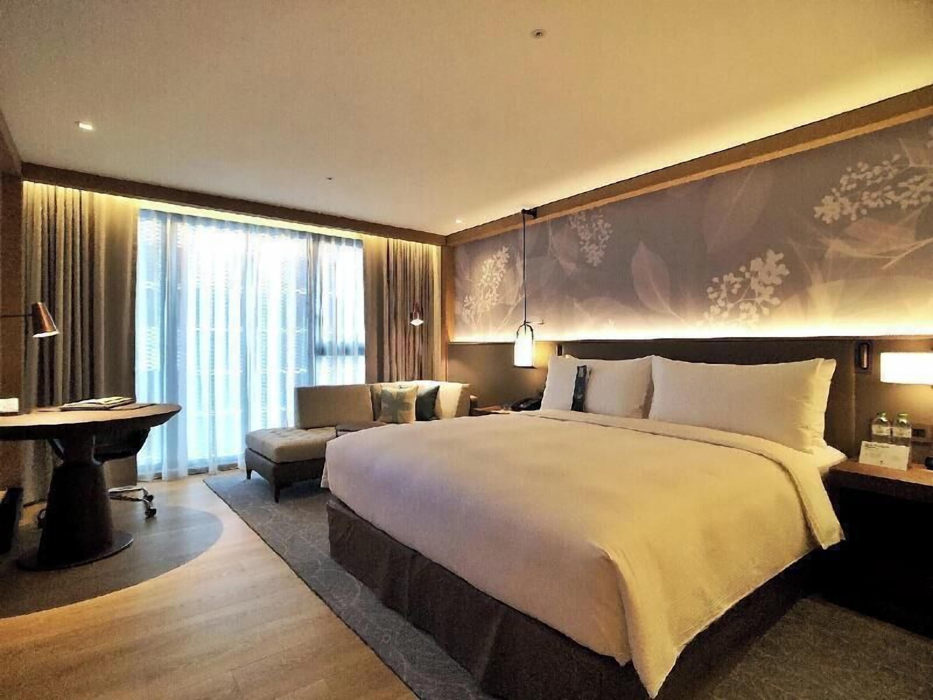 Edredons de pluma, frigobar, cofres nos quartos, escrivaninha