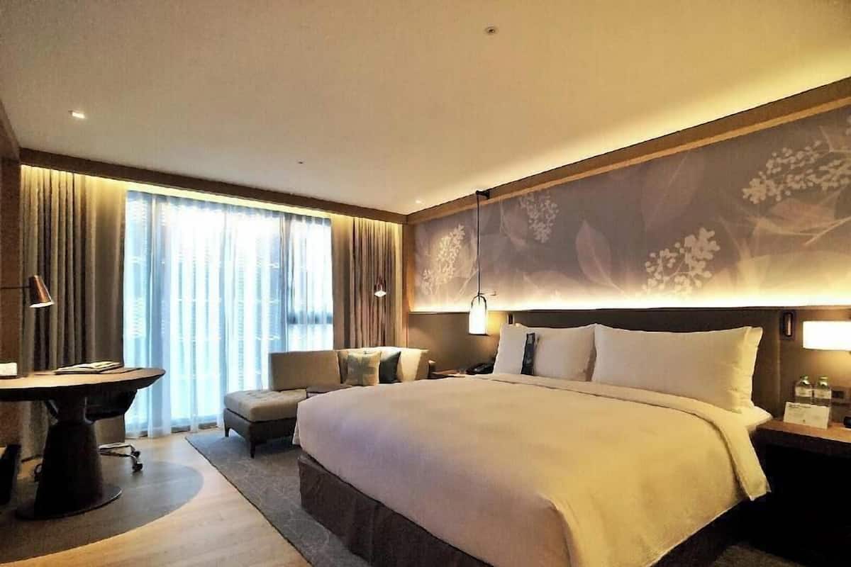 Edredons de pluma, frigobar, cofres nos quartos, escrivaninha