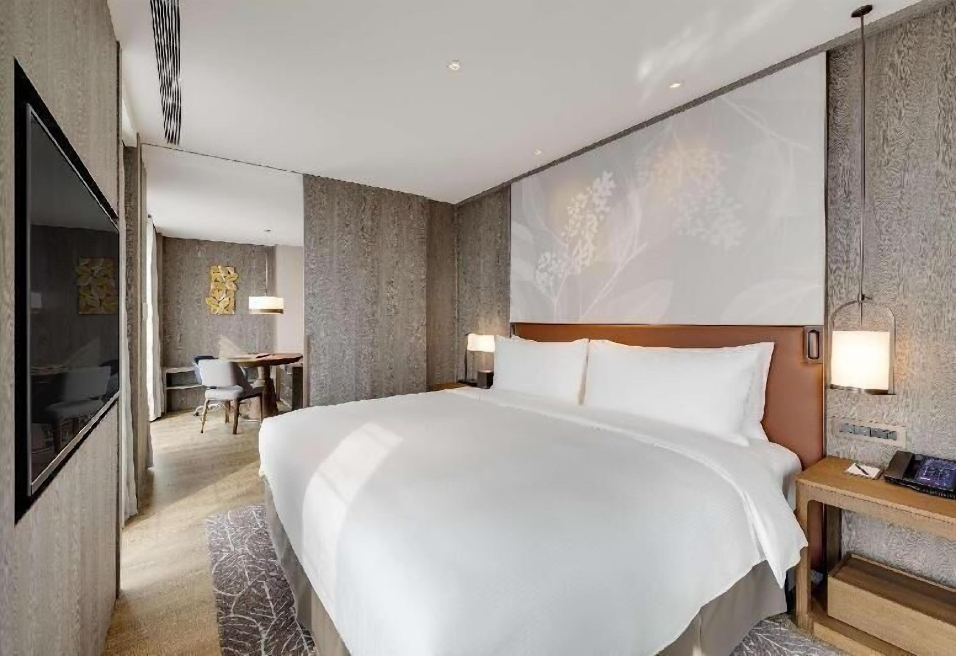 Selimut bulu angsa, minibar, brankas, dan meja kerja