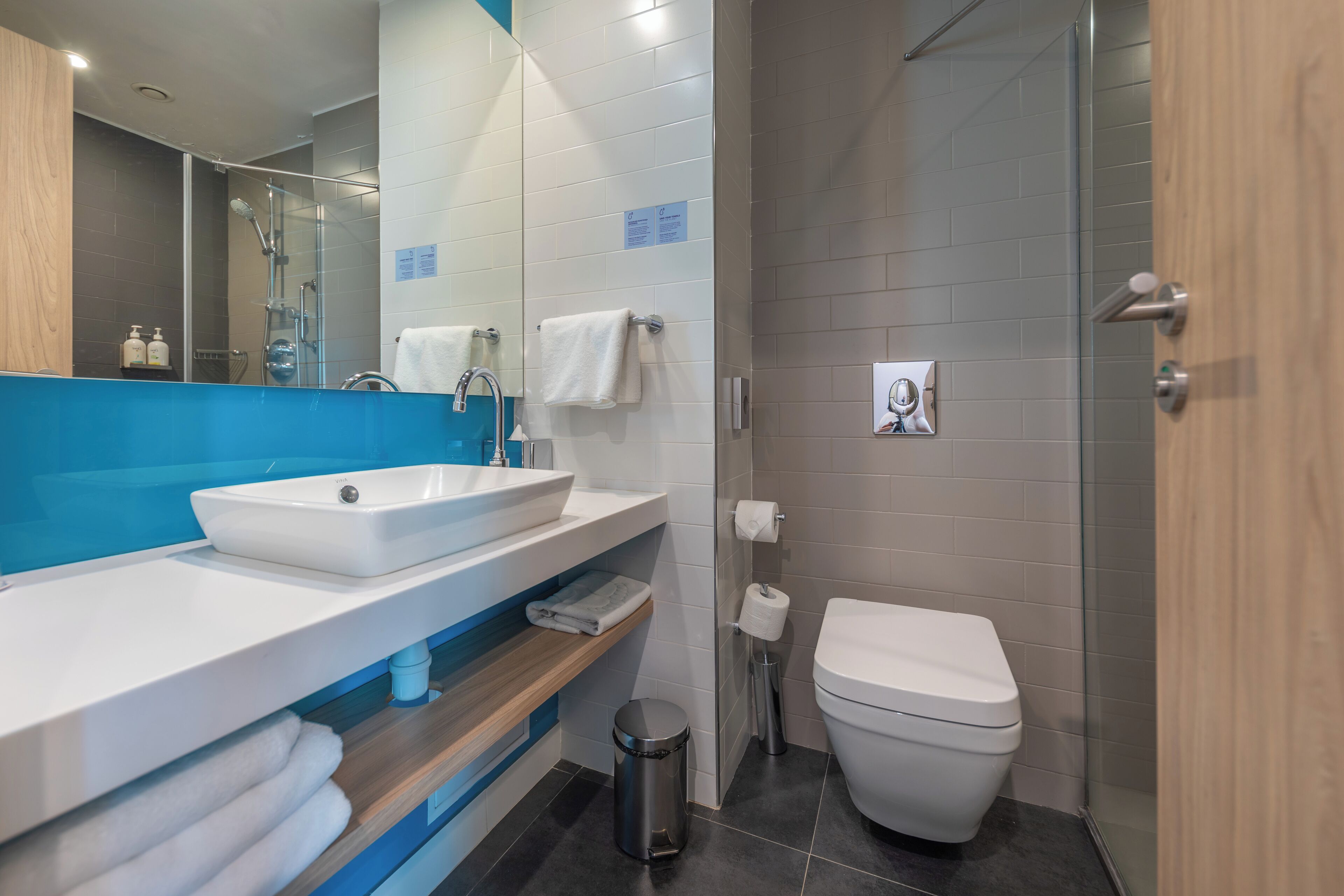 shower, hydromassage showerhead, free toiletries, hair dryer