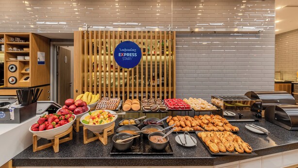 Uma área de buffet com diversos tipos de comida e um aviso que diz 'Express Start'.