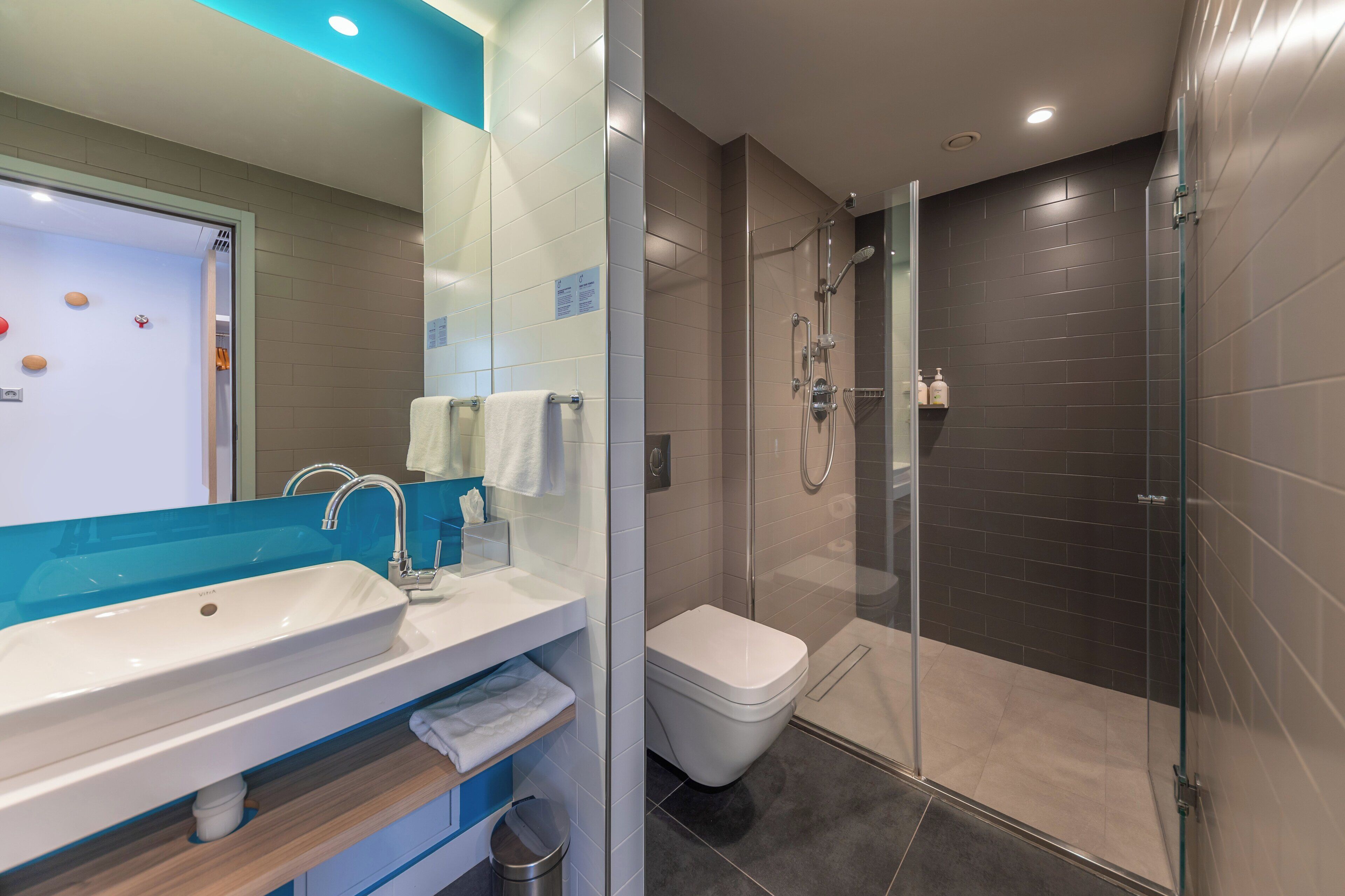 shower, hydromassage showerhead, free toiletries, hair dryer