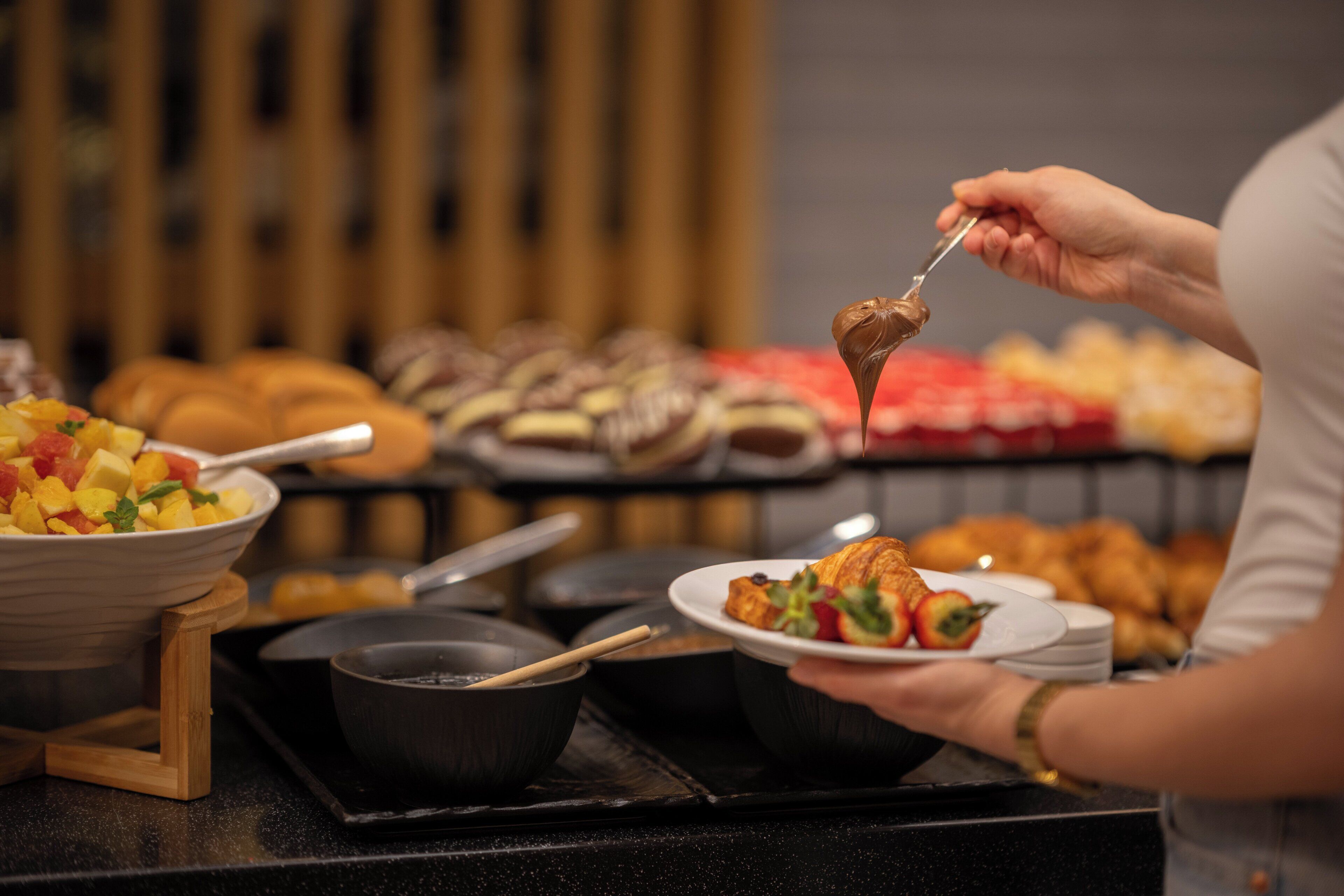 Un buffet proposant une variété de plats, où les clients se servent eux-mêmes.