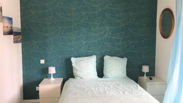 Schreibtisch, laptopgeeigneter Arbeitsplatz, Bügeleisen/Bügelbrett