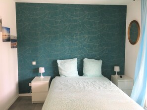 Skrivbord, arbetsyta för laptop, strykjärn/strykbräda och gratis wi-fi