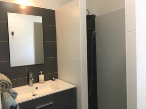Shower, free toiletries, hair dryer, towels - Villa Donosti Chambres d'hôtes (Lanton)