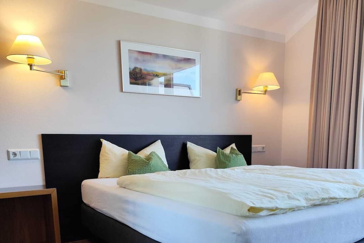 Kamar Double, 1 Tempat Tidur Double, Bebas Asap Rokok | Brankas, meja kerja, ruang kerja ramah laptop, dan tirai kedap cahaya