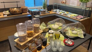 A buffet area with various food items and condiments. - Garni Hotel & Ferienwohnungen Seeschlößchen (Waldeck)