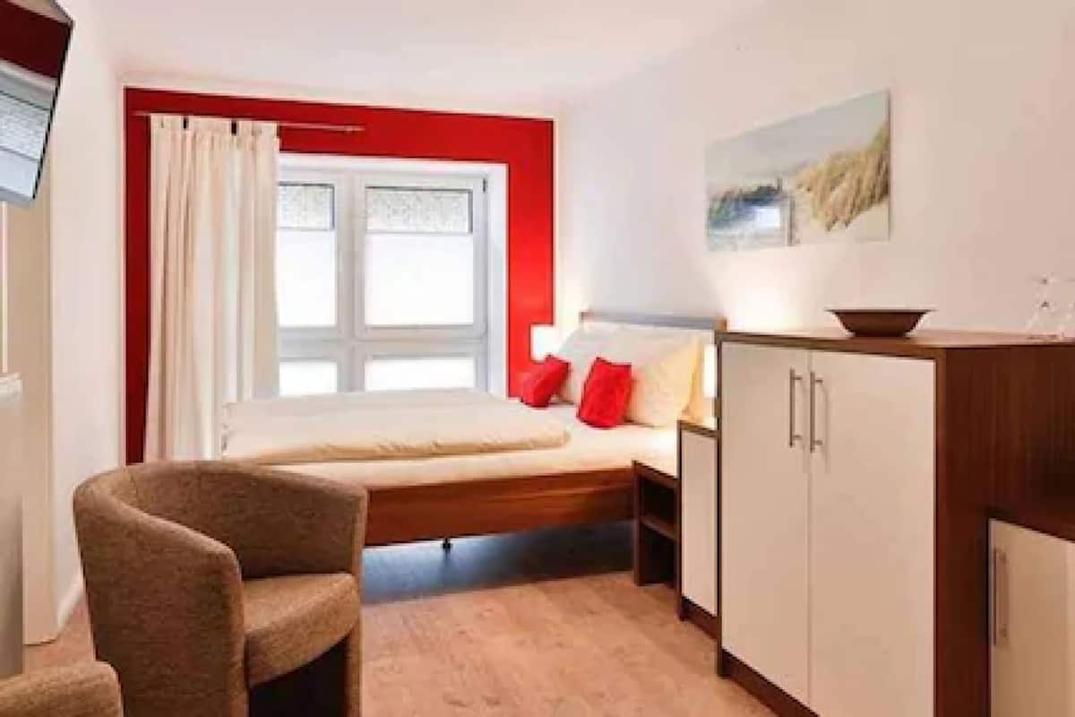 Double Room (Nr. 5) | In-room safe, free WiFi, bed sheets