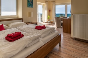 Double Room, Balcony, Beach View (Nr. 1) | Living area | Flat-screen TV, books