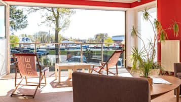 Habitación doble, vista al puerto (Nr. 10 (French balcony)) | Caja de seguridad en la habitación y wifi gratis