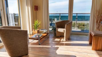 Double Room, Balcony, Beach View (Nr. 1) | Living area | Flat-screen TV, books