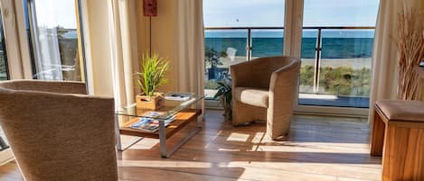 Doppelzimmer, Balkon, Strandblick (Nr. 1) | Wohnbereich | Flachbildfernseher, Bücher