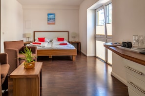Double Room (Nr. 9) | Living area | Flat-screen TV, books