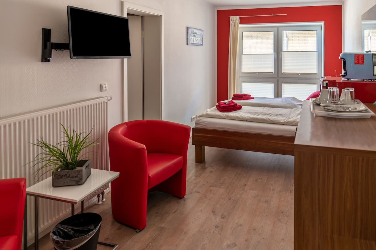 Double Room (Nr. 4) | Living area | Flat-screen TV, books