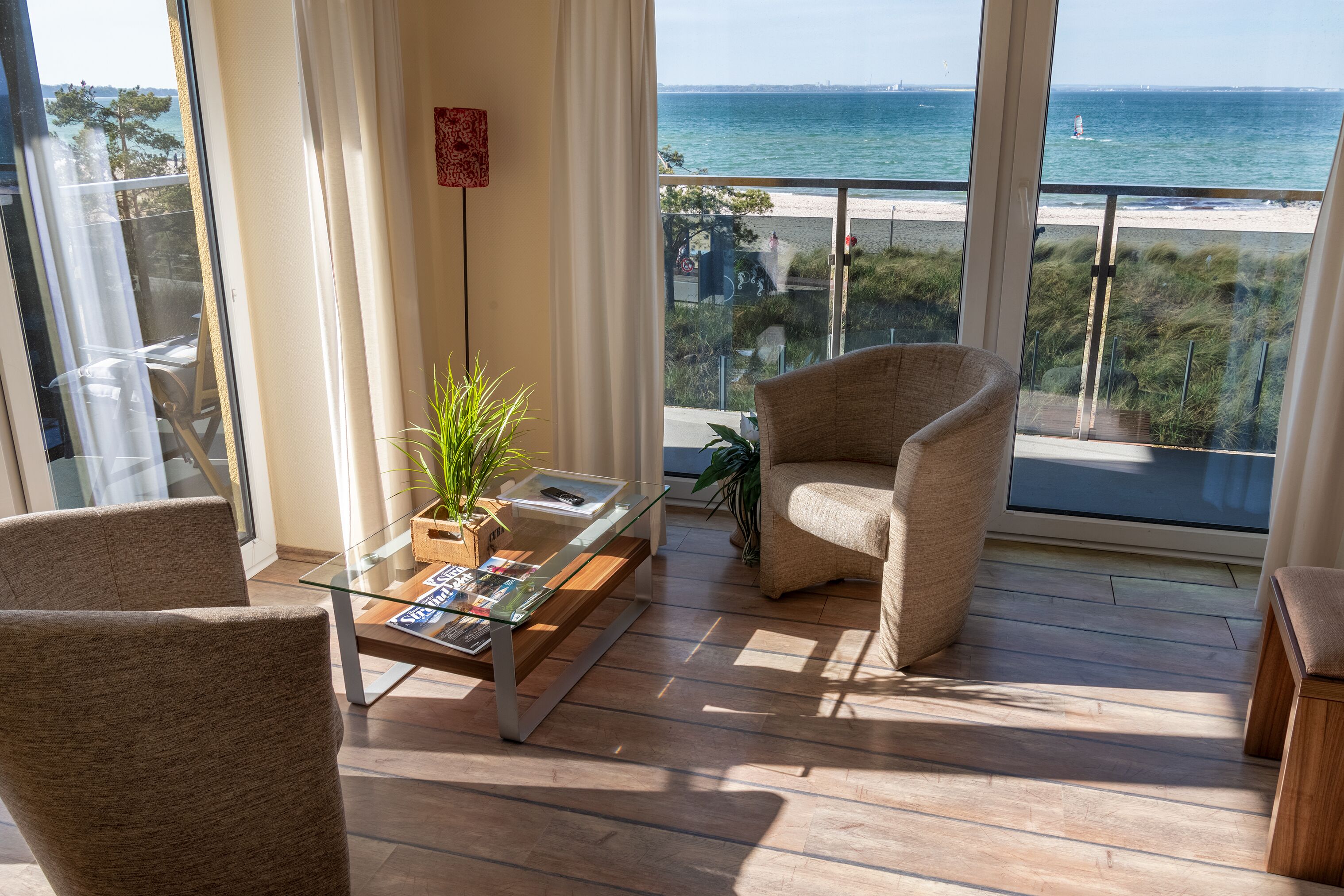 Tweepersoonskamer, balkon, uitzicht op strand (Nr. 1) | Woonruimte | Een flatscreentelevisie en boeken