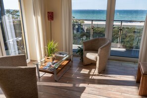 Phòng đôi, ban công, quang cảnh bãi biển (Nr. 1) | Khu phòng khách | TV màn hình phẳng, sách 