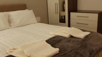 Holiday Home | 4 bedrooms, iron/ironing board, free WiFi, bed sheets