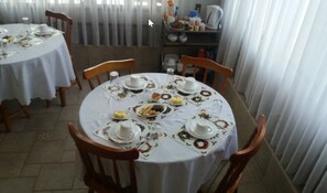 Free daily continental breakfast  - Karol Hostal B&B (Punta Arenas)