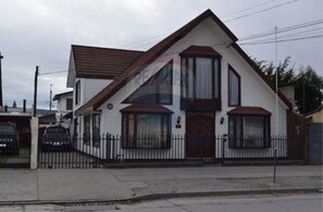 Front of property - Karol Hostal B&B (Punta Arenas)