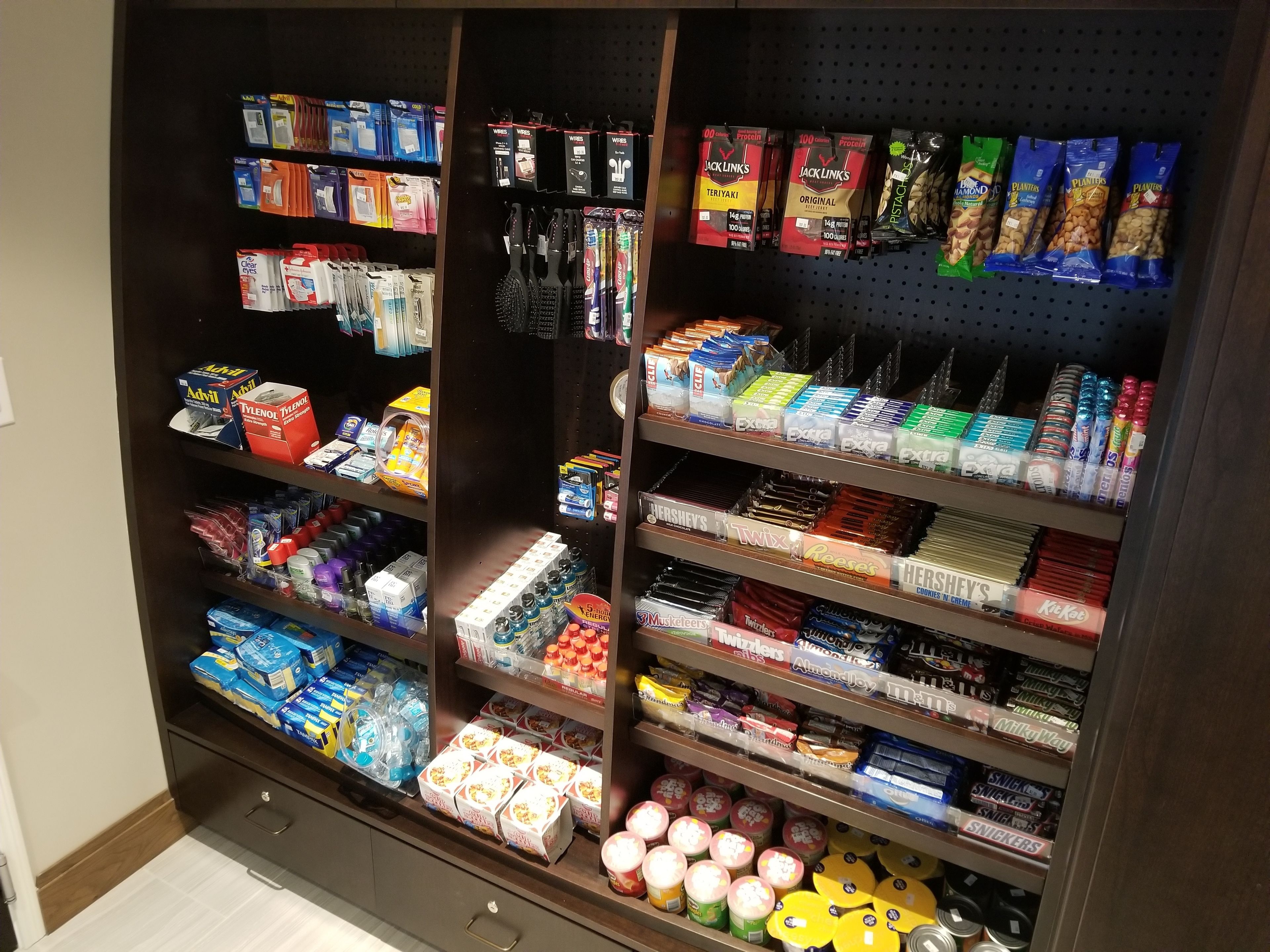 Un negozio di alimentari ben fornito con snack, bevande e articoli per l'igiene personale.