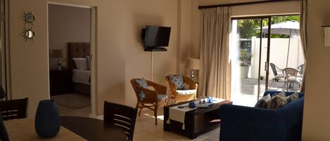 Familienapartment, 2 Schlafzimmer | Wohnbereich | 32-Zoll-Flachbildfernseher mit Digitalempfang, Fernseher, Netflix