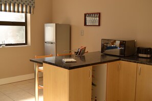 Perhehuoneisto, 2 makuuhuonetta | Yksityinen keittiö | Jääkaappi, leivänpaahdin, keittoastiat/astiat/ruokailuvälineet