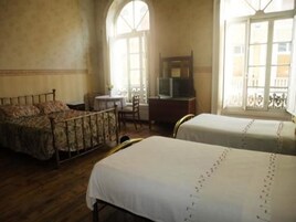 Decoración personalizada, wifi gratis y ropa de cama 