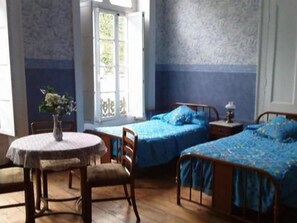 Triple Room, 3 Single Beds, Shared Bathroom