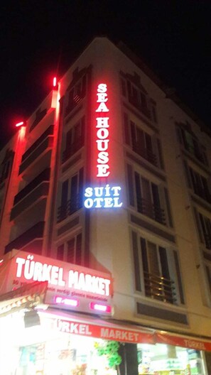 Fachada del alojamiento - Noche