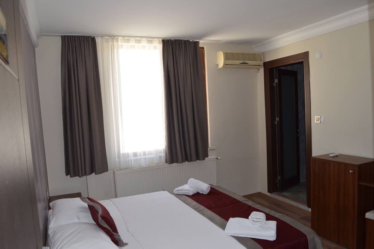 Ropa de cama de alta calidad, escritorio y sistema de insonorización