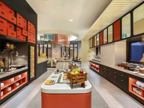 บริการอาหารเช้า อาหารกลางวัน และอาหารเย็น