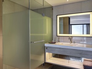 Minibar, caja fuerte, escritorio y sistema de insonorización