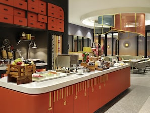Serveert ontbijt, lunch en diner