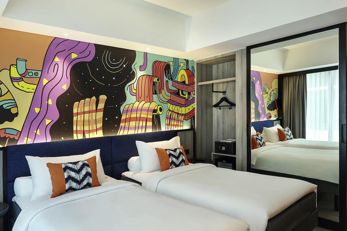 Superior Room, 2 Katil Bujang (Single) | Bar mini, peti besi dalam bilik, meja, kalis bunyi