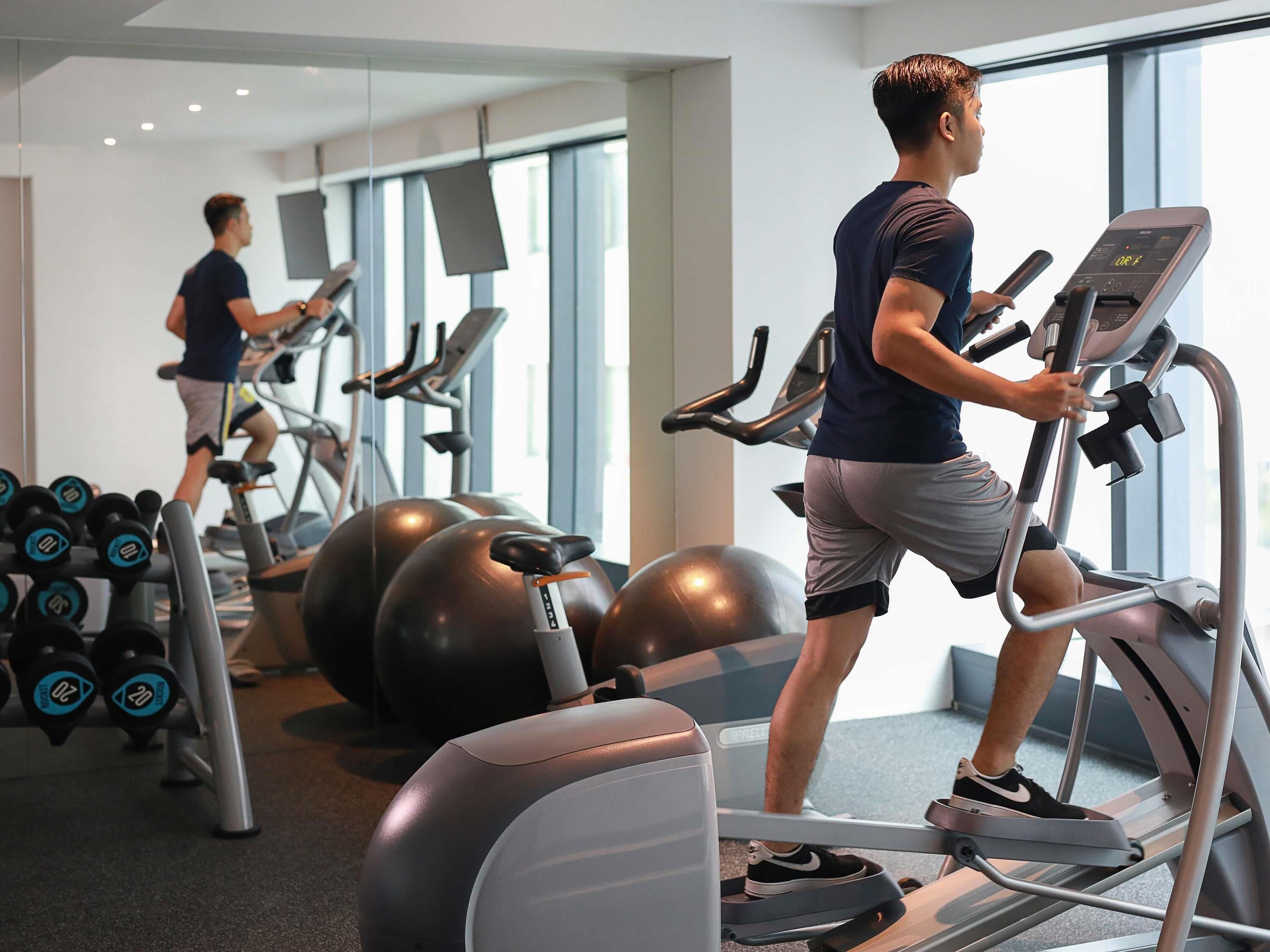Ett gym med löpband, träningsbollar och hantlar.
