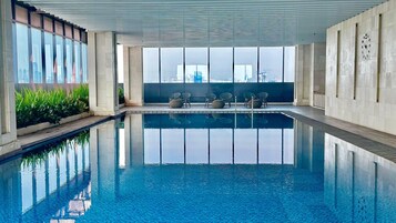 Kolam renang indoor