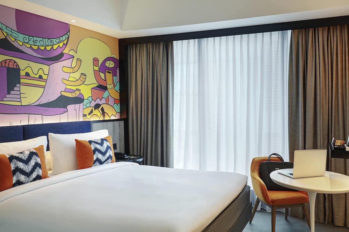 Quarto superior, 1 cama Queen | Frigobar, cofres nos quartos, escrivaninha, quartos à prova de som