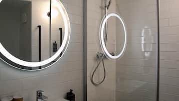 Escritorio, insonorización, wifi gratis y ropa de cama