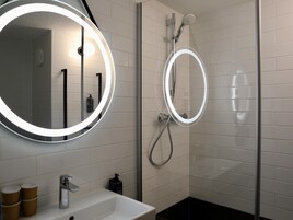 Bàn, phòng cách âm, truy cập Internet không dây miễn phí 