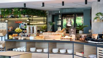 Petit déjeuner buffet servi tous les jours en supplément