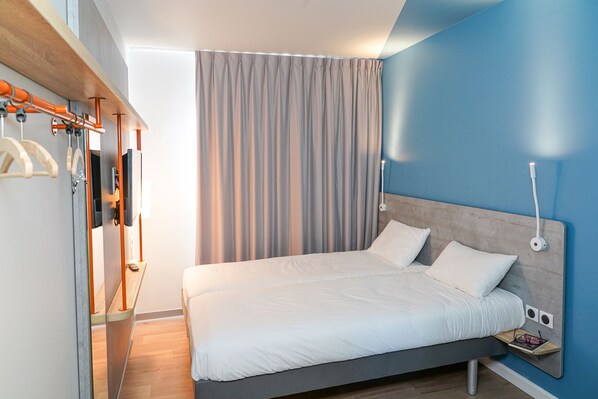 Twin kamer, 2 eenpersoonsbedden | Een bureau, geluiddichte muren, gratis wifi, beddengoed