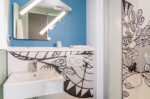 Twin Room, 2 Katil Bujang (Single) | Bilik Mandi | Pancuran mandi, kelengkapan dandanan diri mesra alam, tuala disediakan