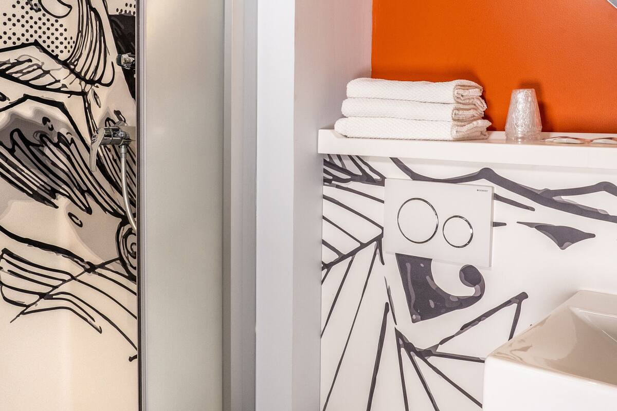 desk, soundproofing, free wifi, bed sheets