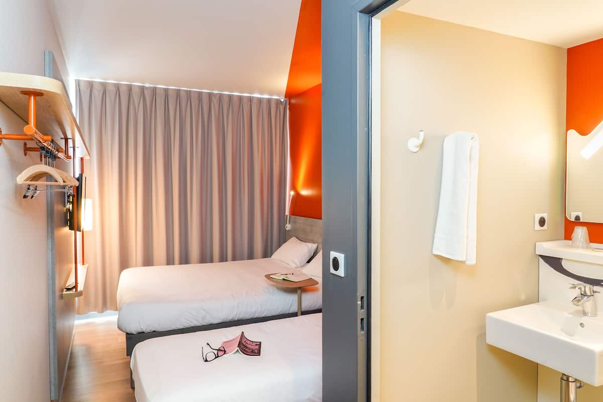 triple room, 3 single beds | desk, soundproofing, free wifi, bed sheets