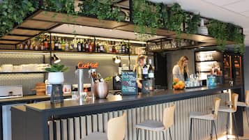 Bar (trong khuôn viên)