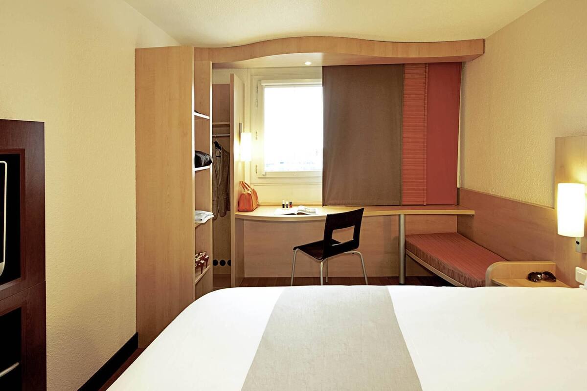 Double Room | Desk, soundproofing, WiFi (free), bed sheets