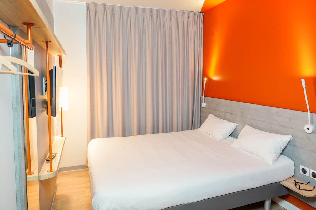 Desk, soundproofing, WiFi (free), bed sheets