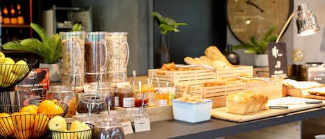 Petit déjeuner buffet (8.90 EUR par personne)