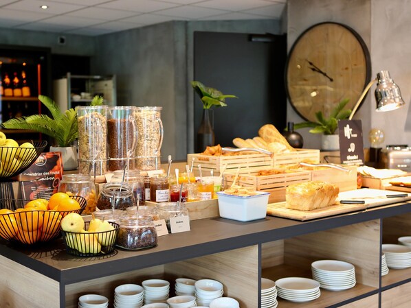 Desayuno buffet (EUR 8.90 por persona) 